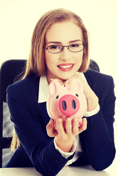 Geschäftsfrau mit Sparschwein. — Stockfoto