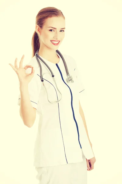 Νοσοκόμα ή γιατρός δείχνει εντάξει χειρονομία. — Φωτογραφία Αρχείου
