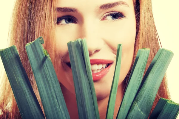 Donna con lattuga verde . — Foto Stock