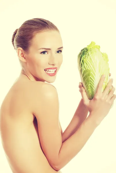 Mujer con lechuga iceberg . — Foto de Stock