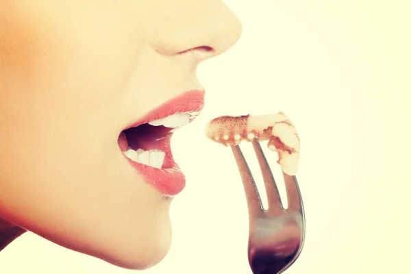 Mujer comiendo fruta del mar con tenedor . — Foto de Stock