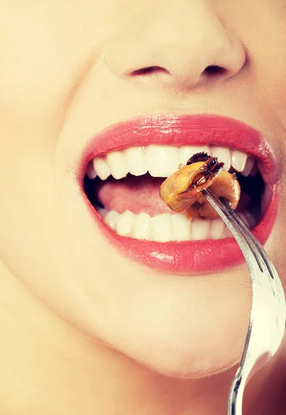 Mujer comiendo fruta del mar con tenedor . — Foto de Stock