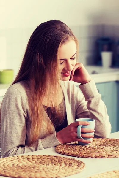 Frau sitzt in der Küche — Stockfoto