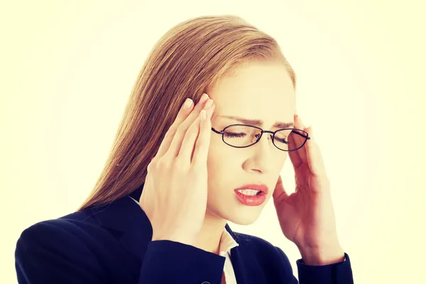 Geschäftsfrau mit Kopfschmerzen. — Stockfoto
