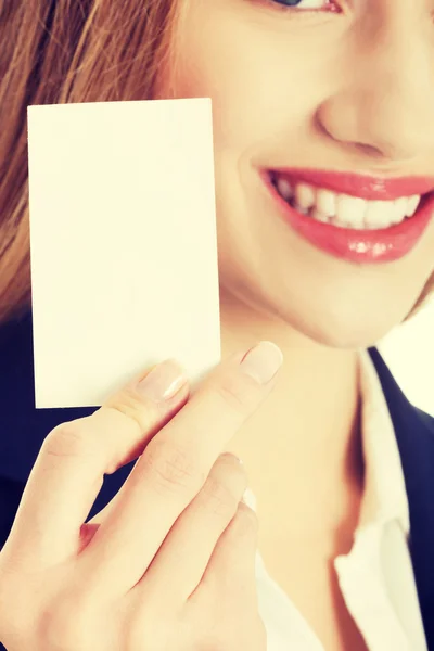 Vrouw bedrijf kleine persoonlijke kaart. — Stockfoto