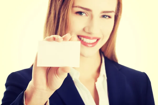 Kadın holding küçük kişisel kart. — Stok fotoğraf