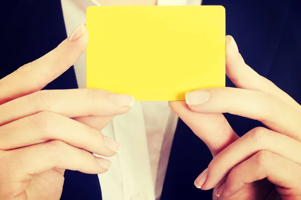 Prázdný žlutou kartu v rukou samice. — Stock fotografie