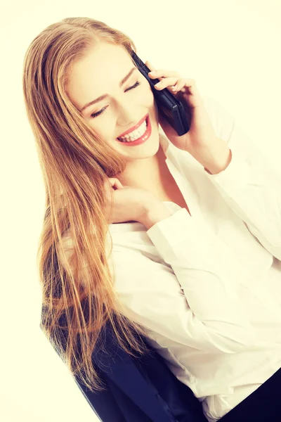 Žena mluví prostřednictvím telefonu. — Stock fotografie