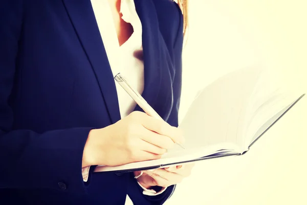 Cerrar uo en el cuaderno y pluma en las manos de la mujer . — Foto de Stock