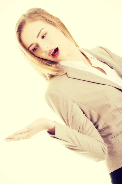 Mujer mostrando espacio de copia en su palma . —  Fotos de Stock