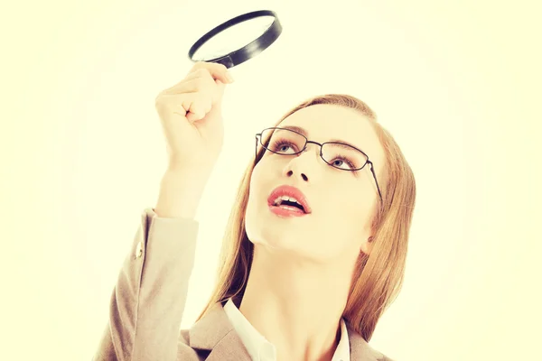 Business woman with magnifying glass. — Stock Photo, Image