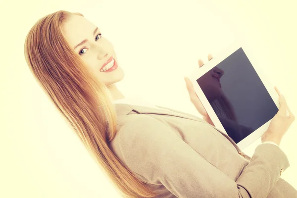 Mujer de negocios sosteniendo tableta . — Foto de Stock