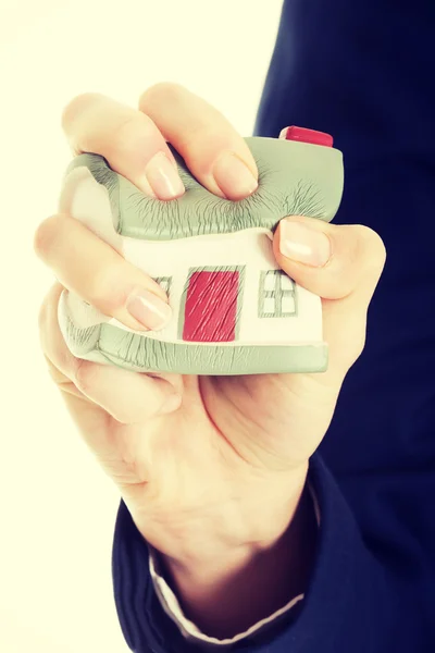 Casa modelo siendo apretado en la mano de la mujer . — Foto de Stock