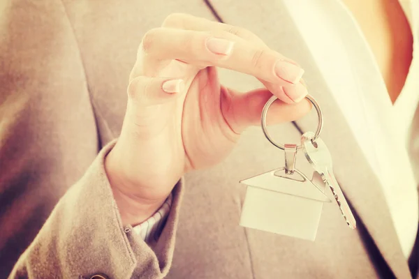 Zakenvrouw houdt huis sleutels. — Stockfoto