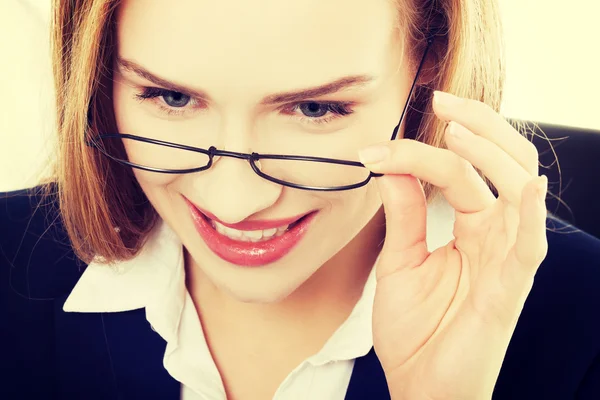 Woman looking at laptop — Stock Photo, Image