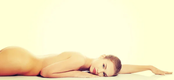 Naken kvinna liggande. — Stockfoto
