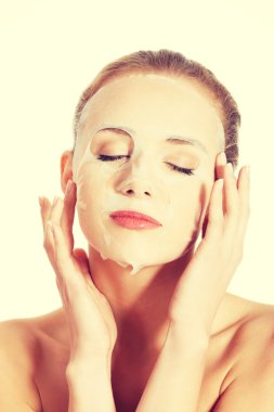 kolajen maske olan kadın.