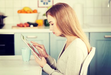 Tablet üzerinde çalışan kadın.