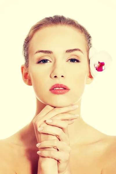 Mujer con flor de orquídea . —  Fotos de Stock