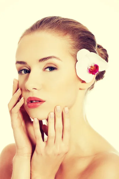 Mujer con flor de orquídea . —  Fotos de Stock