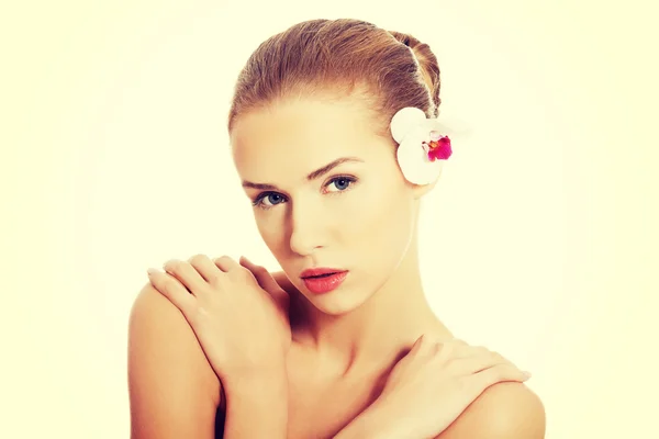 Mujer con flor de orquídea . —  Fotos de Stock