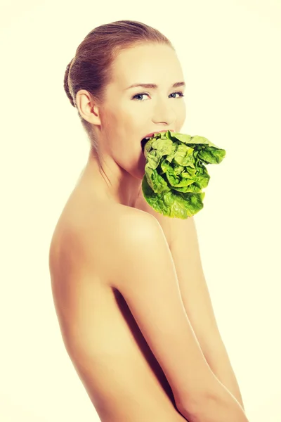 Mujer con lechuga en la boca . —  Fotos de Stock