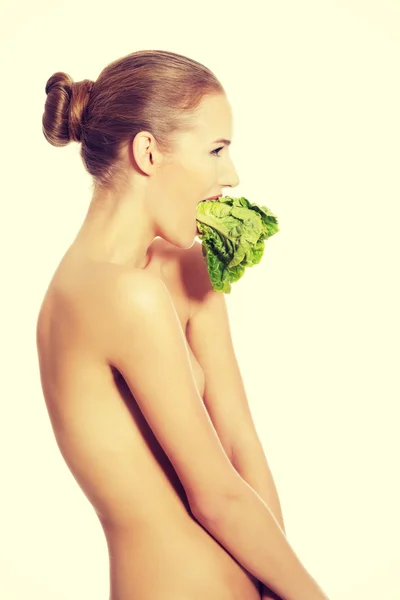 Mujer con lechuga en la boca . —  Fotos de Stock