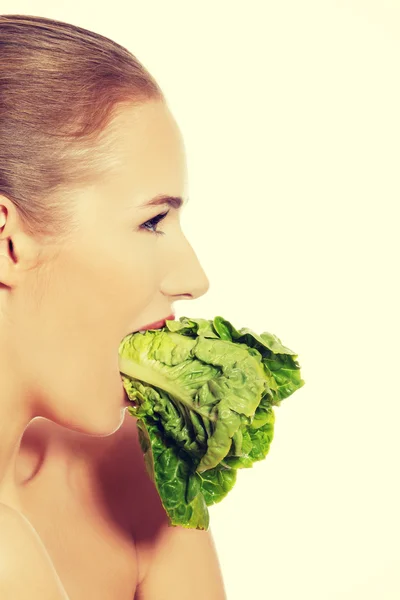Женщина с салатом во рту . — стоковое фото