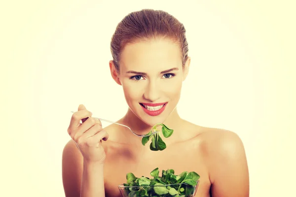 Frau isst Salat aus einer Schüssel — Stockfoto