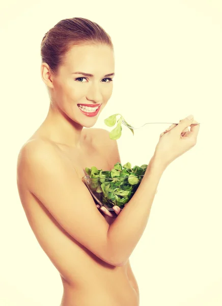 Mujer comiendo lechuga de un tazón —  Fotos de Stock