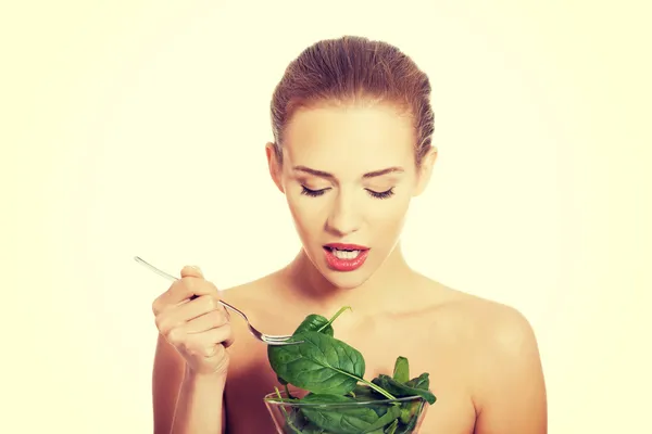 Woman eating lettuce from a bowl — Stock Photo, Image