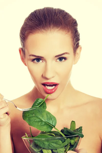 Жінка їсть салат з миски — стокове фото