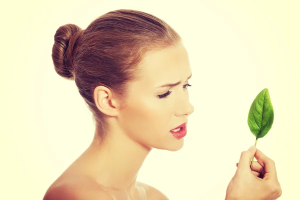 Mujer con una hoja verde . — Foto de Stock