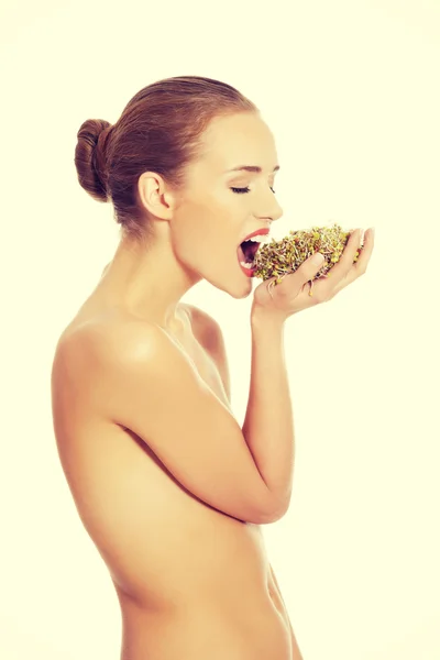 Kvinna med färska gröna krasse. — Stockfoto