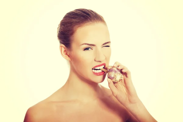 Mujer con ajo crudo en la boca . — Foto de Stock