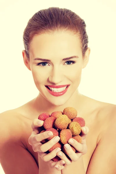 Kvinna anläggning Litchi. — Stockfoto