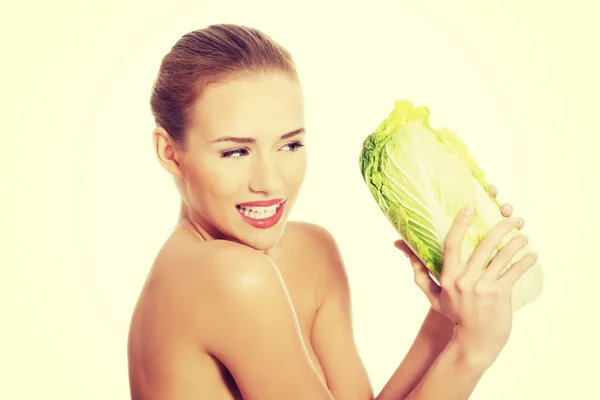 Mujer con lechuga iceberg . —  Fotos de Stock