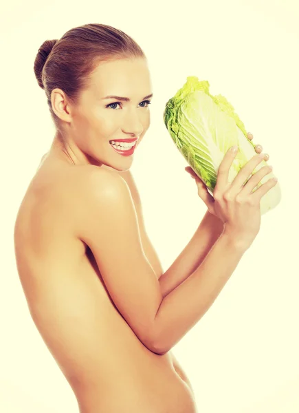 Mujer con lechuga iceberg . —  Fotos de Stock