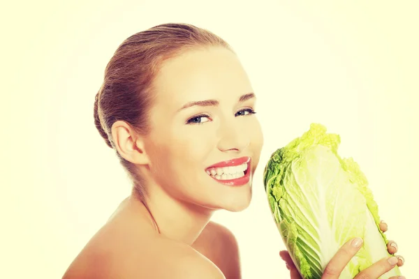 Mujer con lechuga iceberg . — Foto de Stock