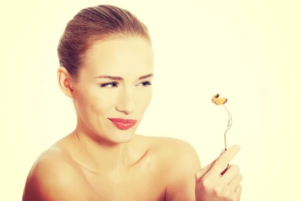 Mujer comiendo fruta del mar con tenedor . — Foto de Stock