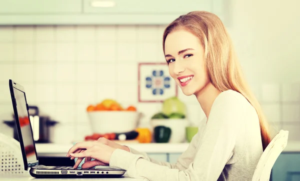 Kvinna som arbetar på bärbar dator. — Stockfoto