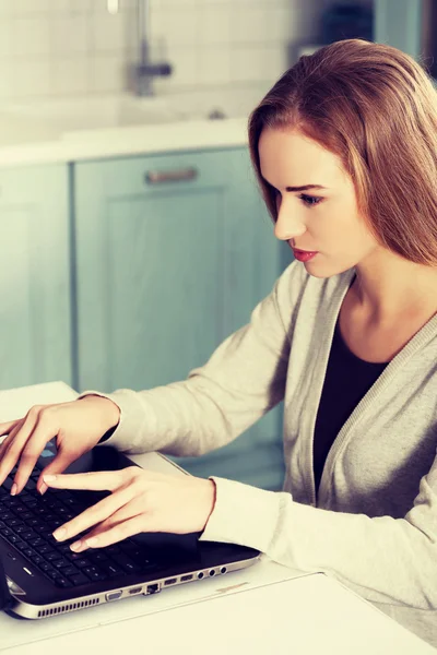 Vrouw werkt op laptop. — Stockfoto