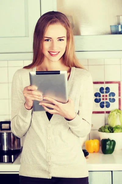 Woman working on tablet. — Stock Photo, Image