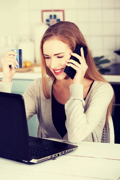 Kvinnan pratar i telefon — Stockfoto