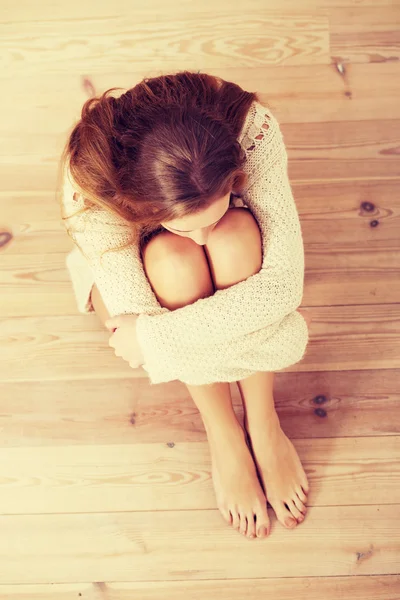 Woman sitting on the floor. — Stock Photo, Image