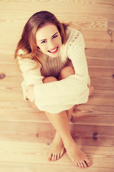 Woman sitting on the floor. — Stock Photo, Image