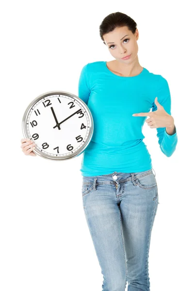 Mujer feliz sosteniendo reloj de oficina —  Fotos de Stock