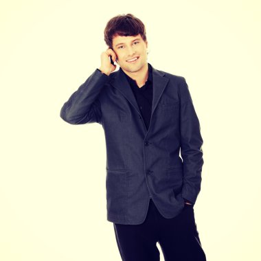 cep telefonu kullaranarak mutlu iş adamı