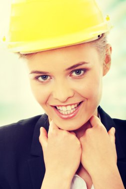 Kendine güvenen kadın işçi kask içinde