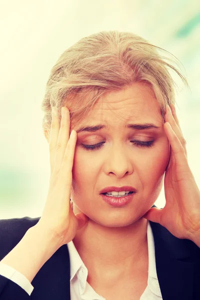 Mujer de negocios con dolor de cabeza —  Fotos de Stock
